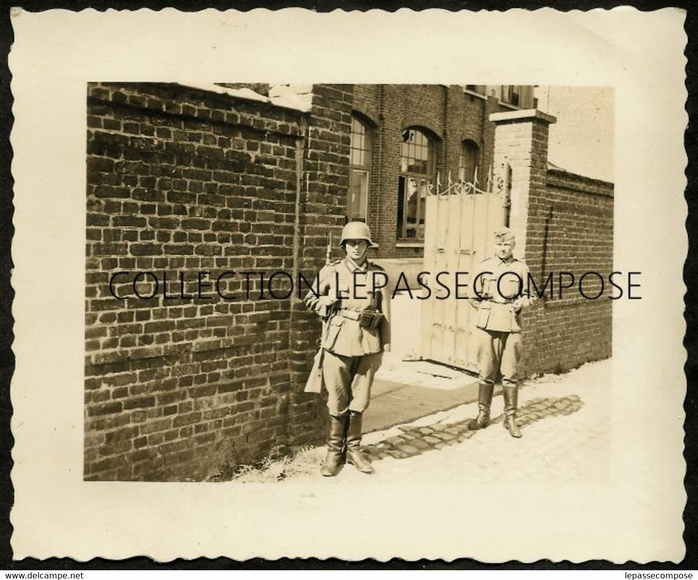 INEDIT GENAPPE - ECOLE SAINT JEAN RÉQUISITIONNEE PAR LES ALLEMANDS - UNE SENTINELLE DE GARDE ET SOLDAT ALLEMAND MAI 1940 - Genappe