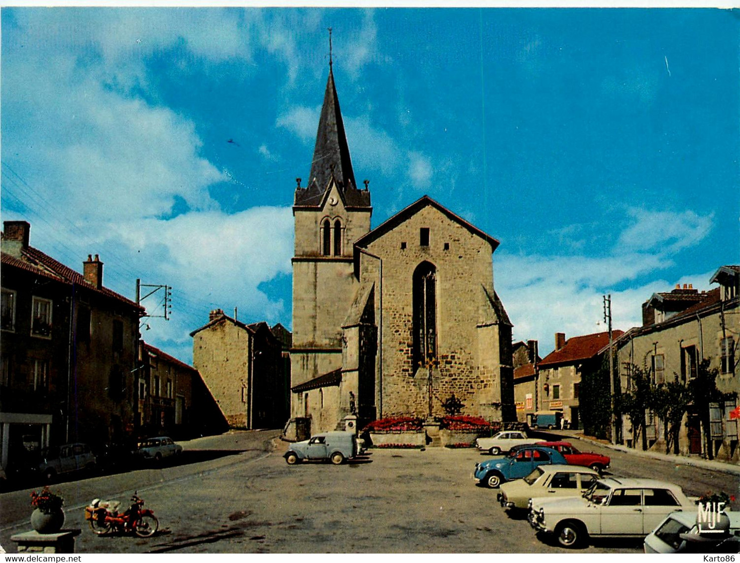 Ambazac * Vue Sur L'église Et La Place De La Mairie - Ambazac