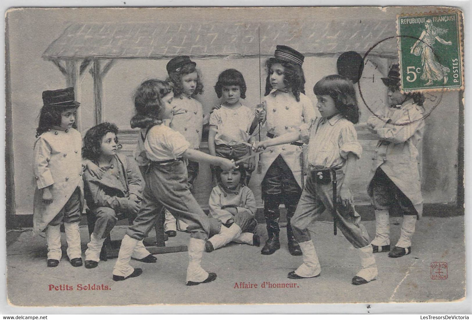 CPA ENFANT - Enfants Disputent Un Combat à L'épée - Affaire D'honneur - Petits Soldats - Grupo De Niños Y Familias