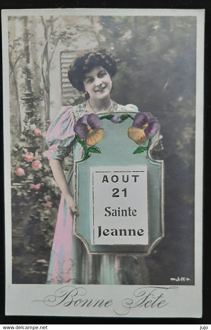 CPA - Prénom - Jeanne - Bonne Fete - Femme Tenant Une Page Calendrier AOUT 21 Sainte Jeanne - Prénoms