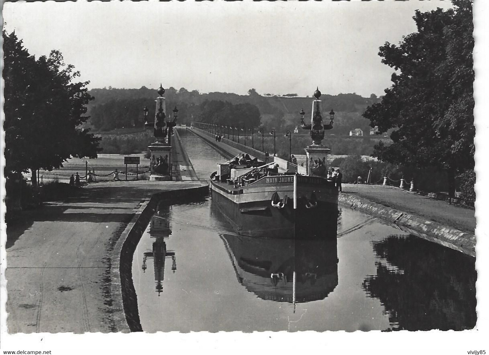 45 - BRIARE - T.Belle Vue Animée Du Pont Canal Sur La Loire - Briare