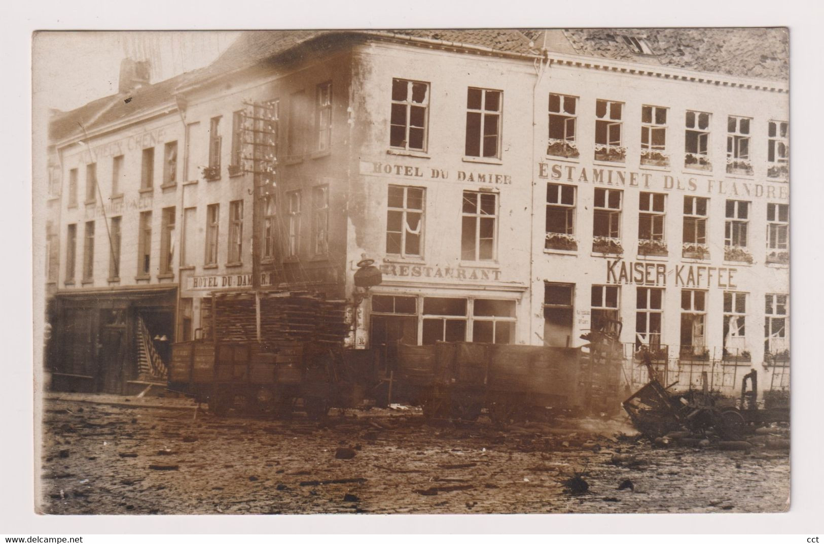 Menin  Menen  FOTOKAART  Kaiser Kaffee Estaminet Des Flandres Hotel Du Damier VERNIELDE TRAM TREIN EERSTE WERELDOORLOG - Menen