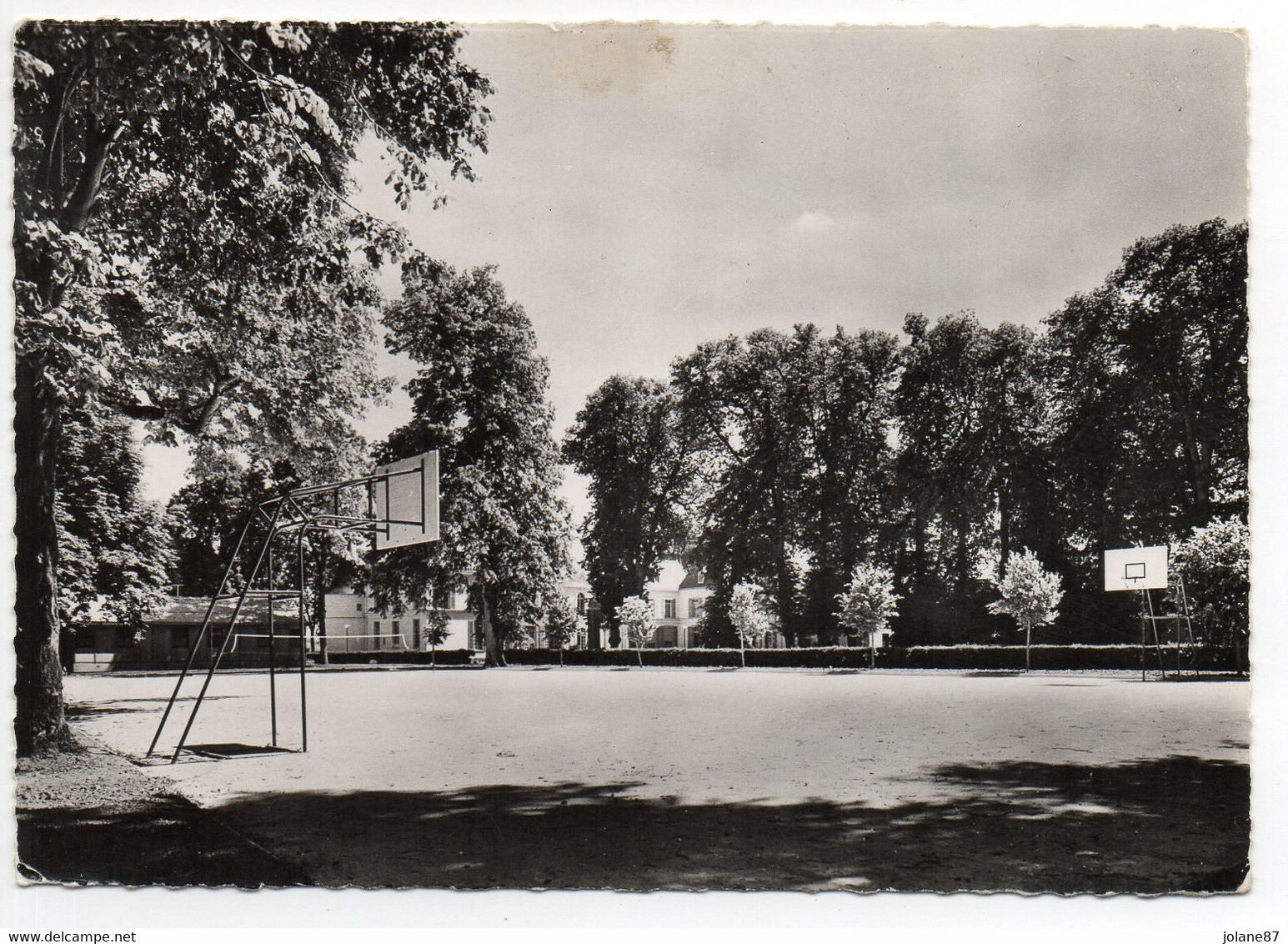 CPSM    78          LE MESNIL SAINT DENIS    1959      TERRAIN DE SPORTS -   CHATEAU DE LA VERRIERE - Le Mesnil Saint Denis