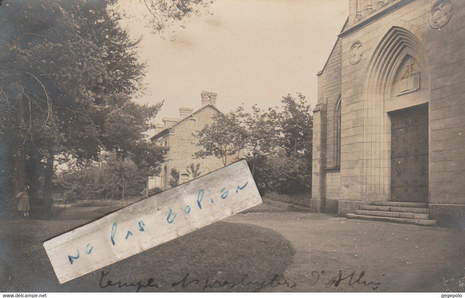 ATHIS DE L' ORNE - Le Temple Et Le Presbytère ( Carte Photo ) - Athis De L'Orne