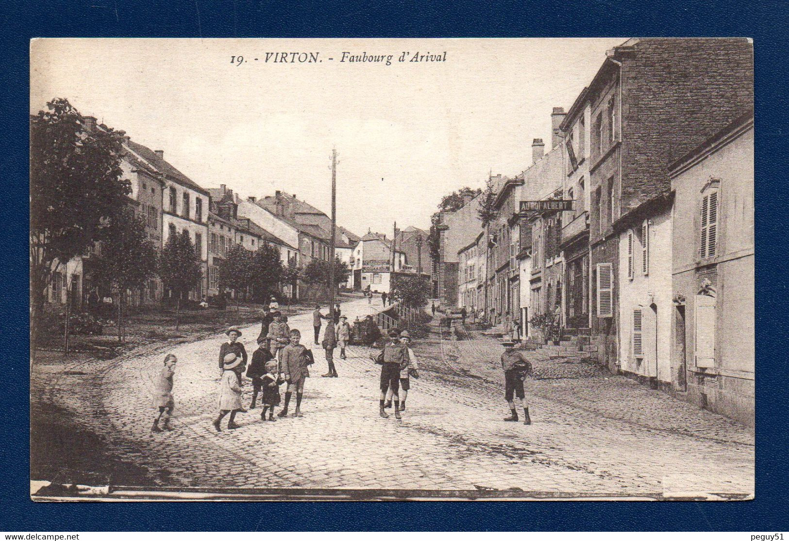 Virton. Faubourg D' Arival. Bazar Au Roi Albert ( Randaxhe Puis Lafontaine). Café De La Terrasse. Enfants Du Quartier - Virton