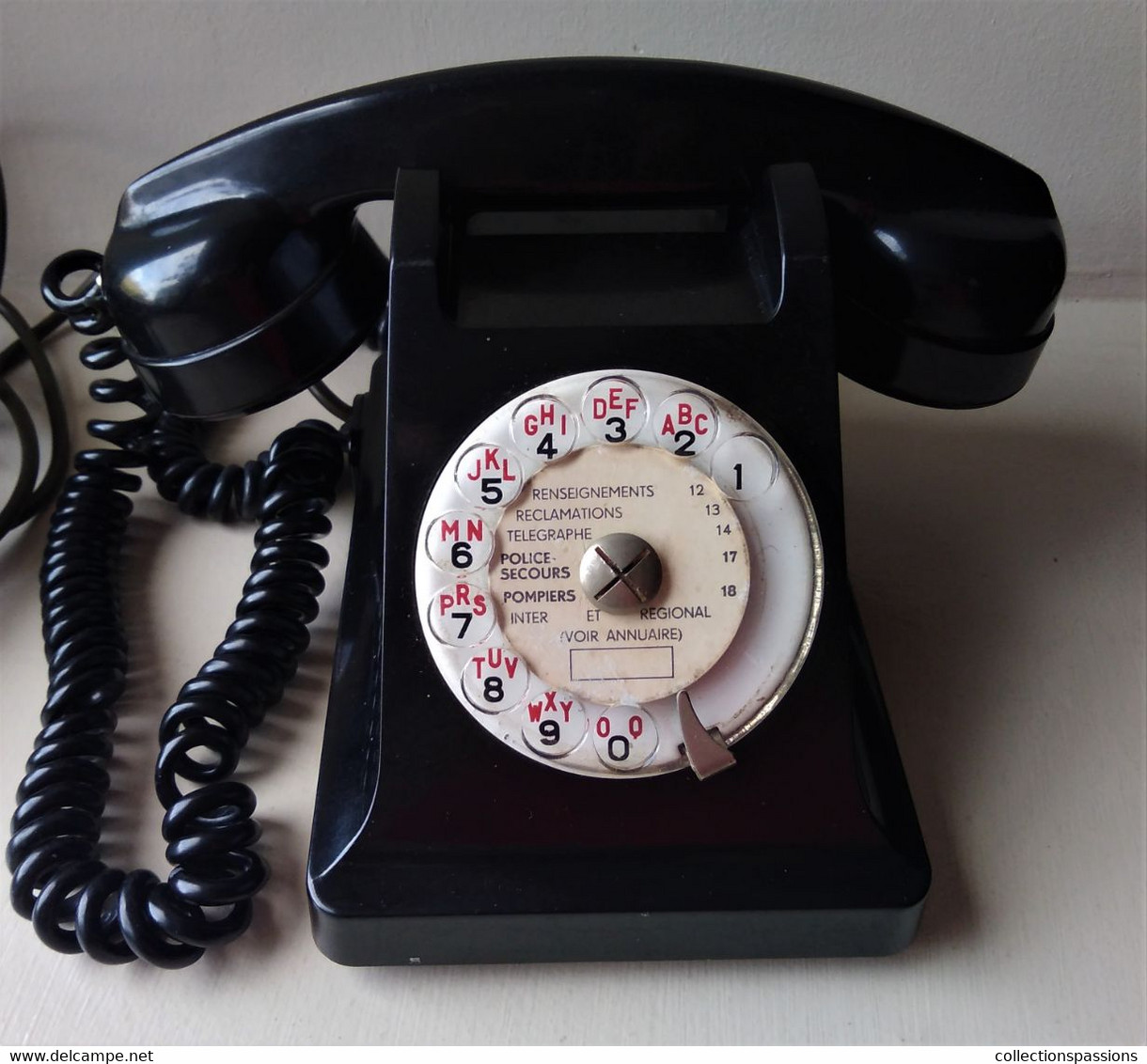 - Ancien Téléphone En Bakélite - - Téléphonie
