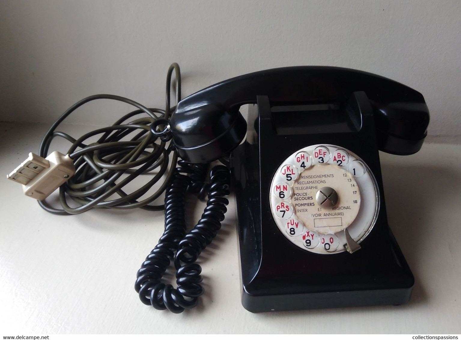 - Ancien Téléphone En Bakélite - - Telefonia