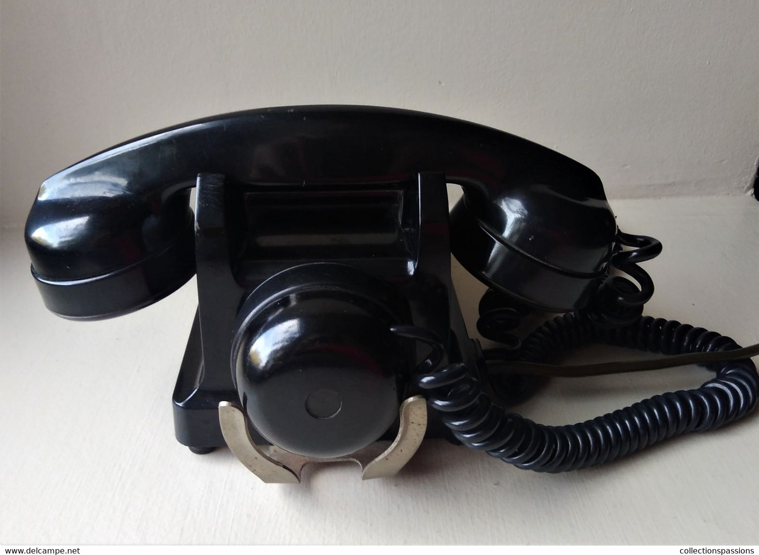 - Ancien Téléphone En Bakélite - - Telefonía