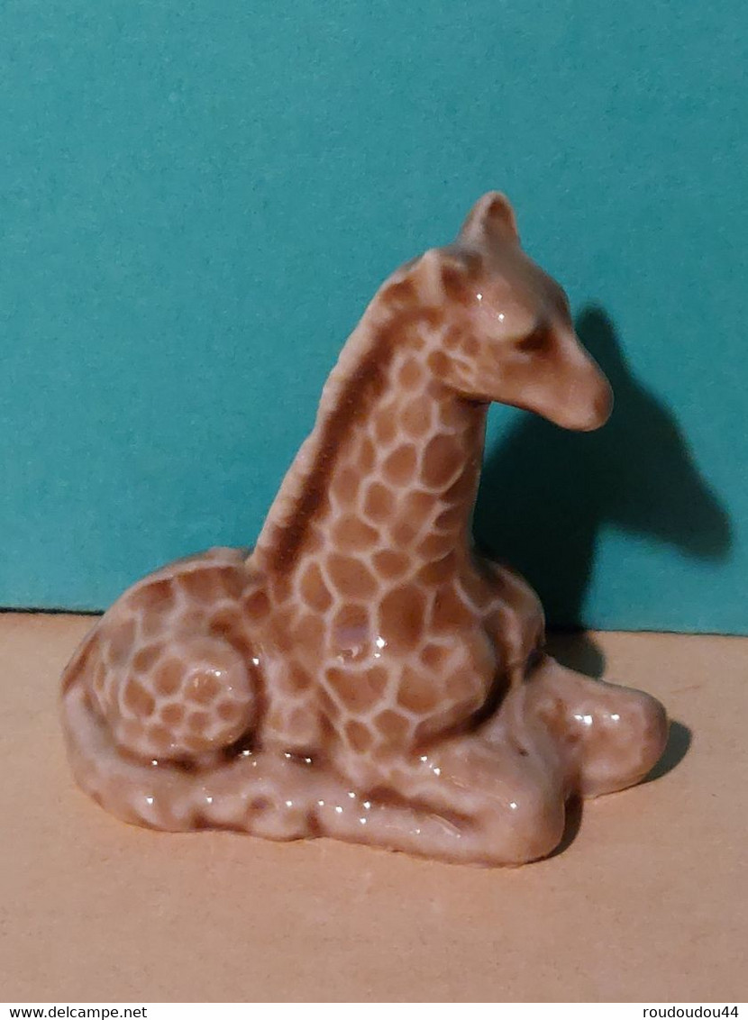 MINIATURE - MINIATURES ANIMAUX -  GIRAFE COUCHEE - 4cm X 4cm - 12g - ENGLAND - Animaux