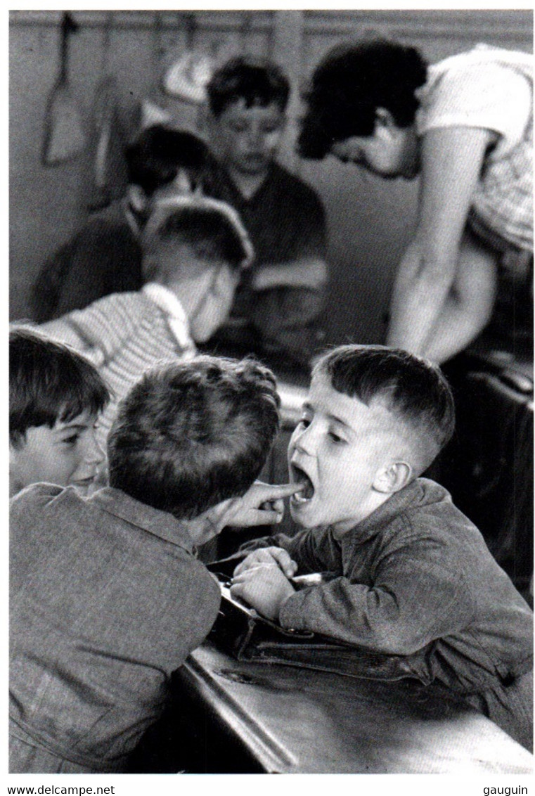 CPM - PHOTO Robert DOISNEAU - "La Dent" 1956... Edition Désastre - Doisneau