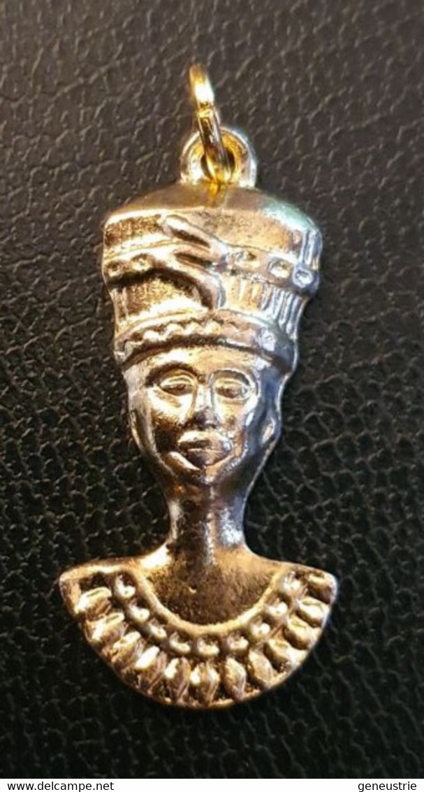 Pendentif Médaille Métal Doré "Reine D'Egypte Nefertiti" - Hangers