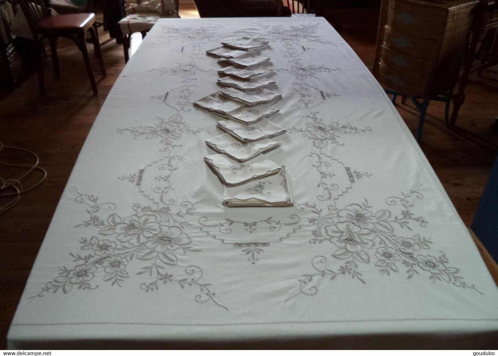 Nappe blanche rectangulaire 12 serviettes brodée fleurie festons ajourés.
