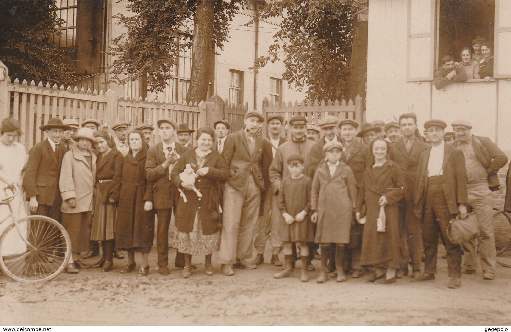 COURBEVOIE - Un Grand Groupe De Personnes Qui Pose Dans Une Usine Ou Fabrique ? ( Carte Photo ) - Courbevoie