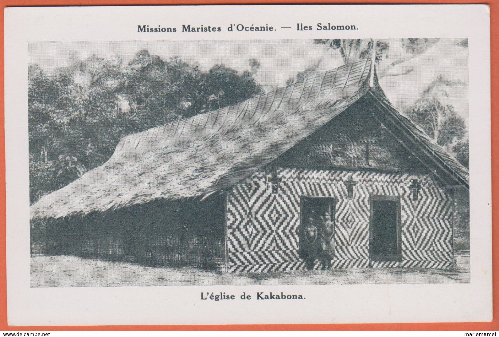 ILES SALOMON - L'ÉGLISE DE KAKABONA - MISSIONS MARISTES D'OCÉANIE - 2 Personnes Nues Devant L'entrée - Solomoneilanden