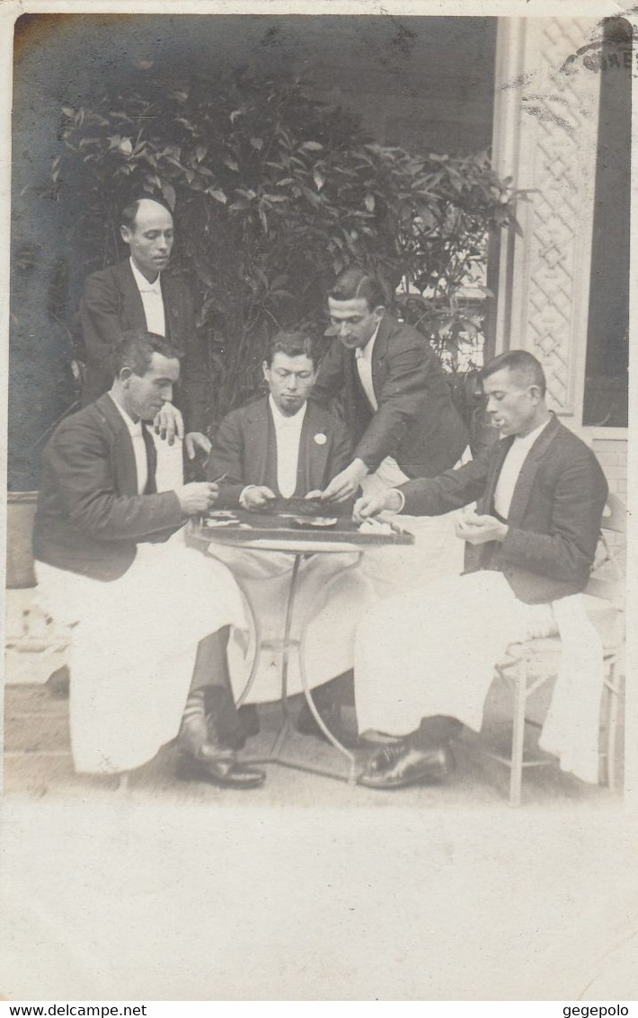 NICE - Café De La Gare ? - Cinq Garçons De Café Attablés Jouant Aux Cartes En 1906 ( Carte Photo ) - Cafés, Hôtels, Restaurants