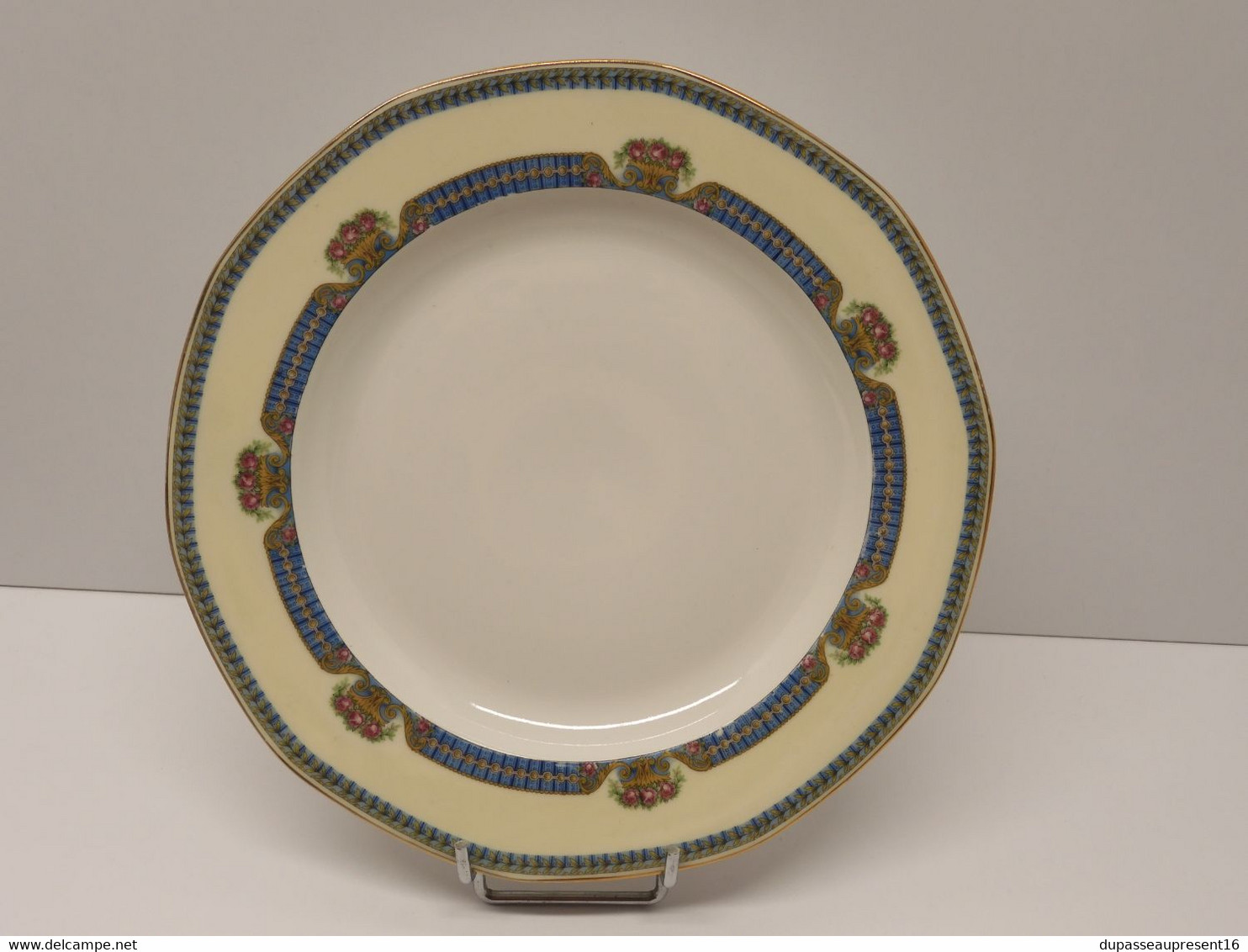 *JOLI PLAT ROND DEMI CREUX PORCELAINE LIMOGES JB France (JEAN BOYER) Dorures  E - Limoges (FRA)