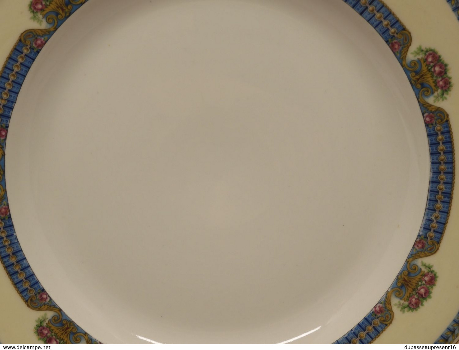 *JOLI PLAT ROND DEMI CREUX PORCELAINE LIMOGES JB France (JEAN BOYER) Dorures  E - Limoges (FRA)