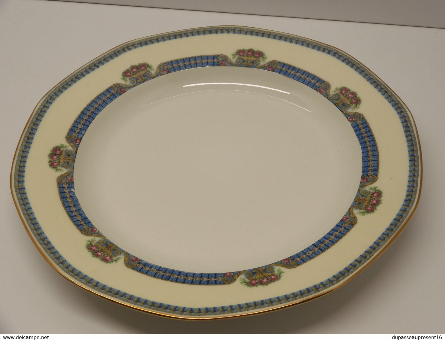 *JOLI PLAT ROND DEMI CREUX PORCELAINE LIMOGES JB France (JEAN BOYER) dorures  E