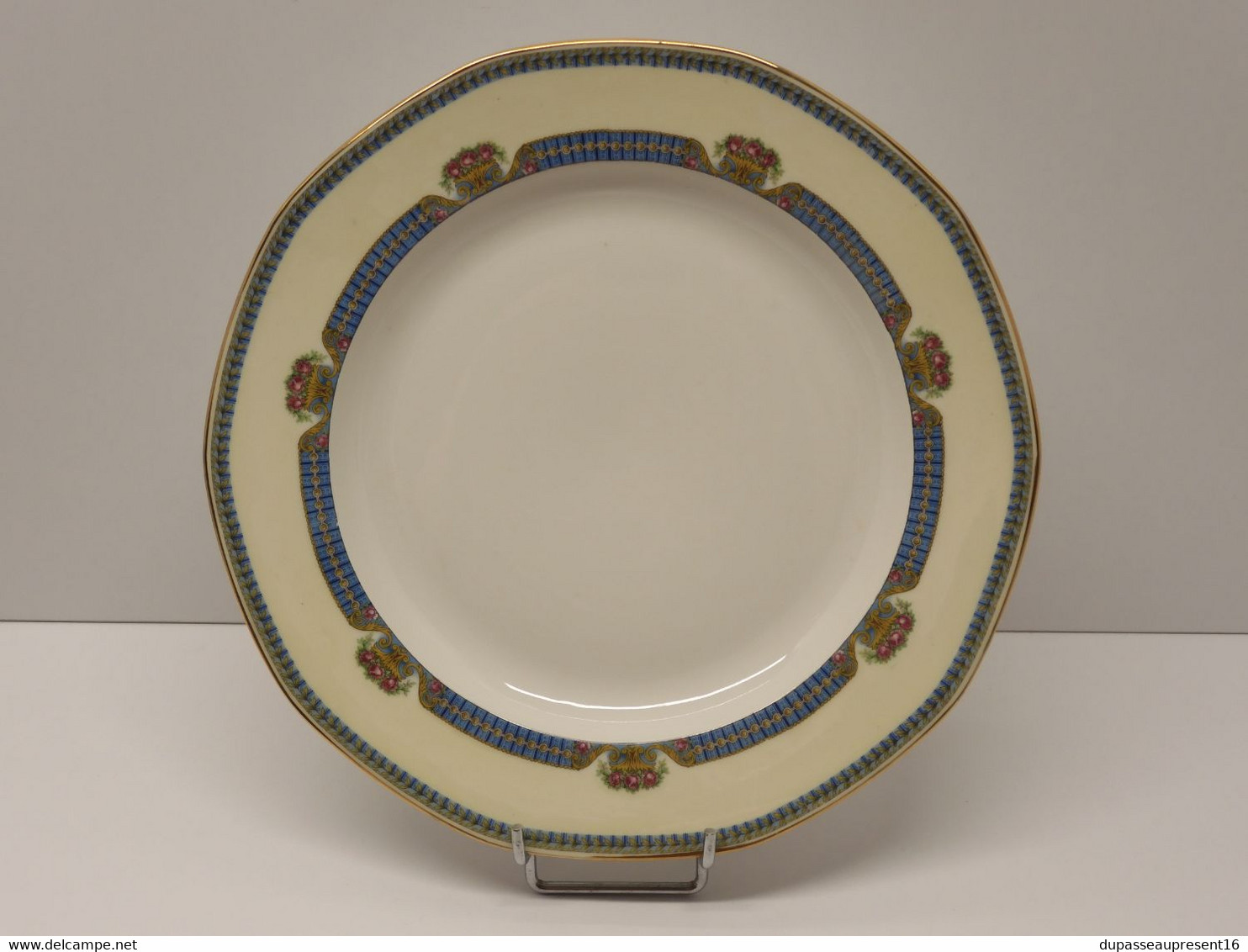 *JOLI PLAT ROND DEMI CREUX PORCELAINE LIMOGES JB France (JEAN BOYER) Dorures  E - Limoges (FRA)