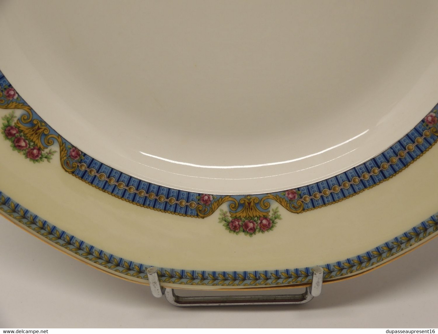 *JOLI PLAT ROND DEMI CREUX PORCELAINE LIMOGES JB France (JEAN BOYER) Dorures  E - Limoges (FRA)