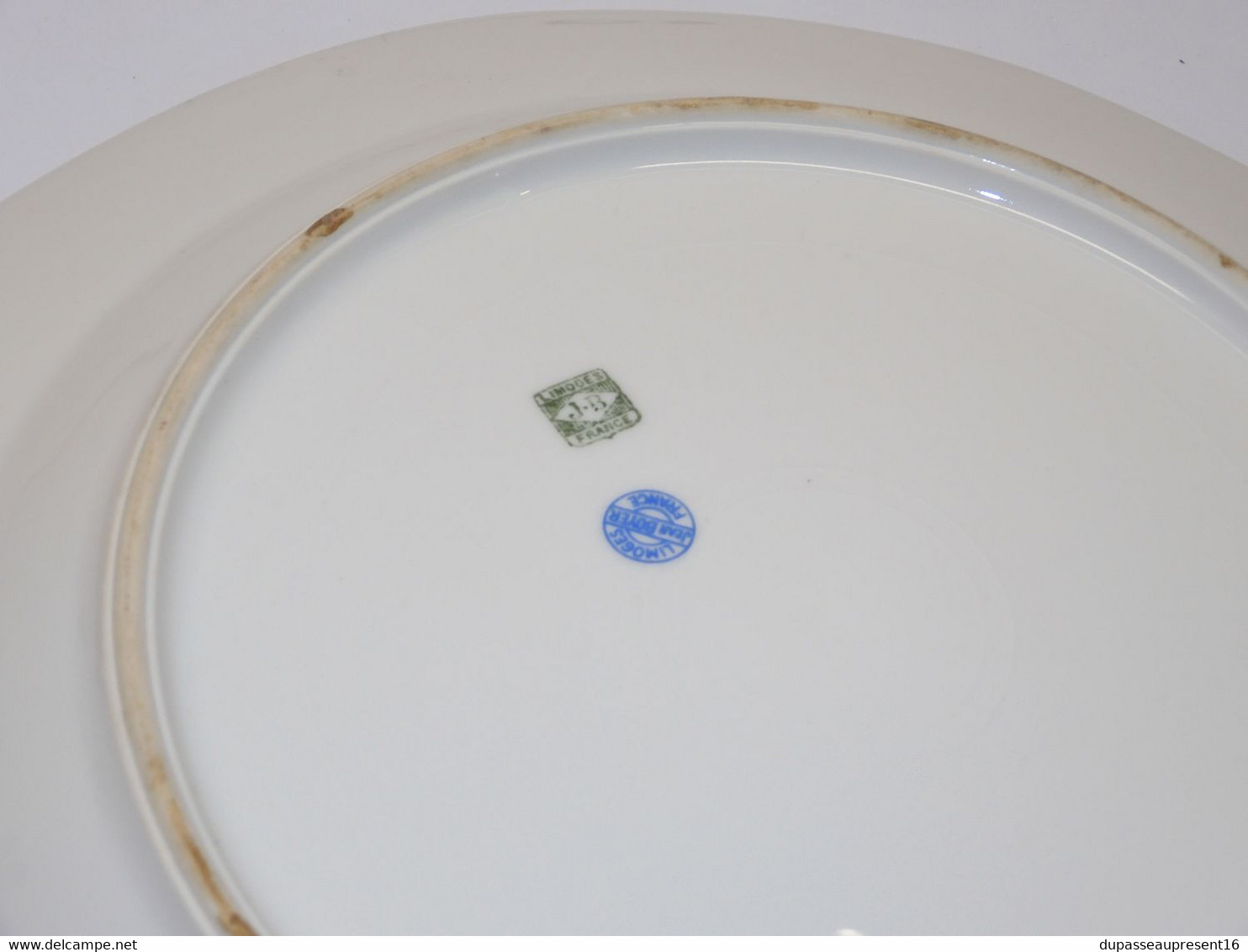 *JOLI PLAT ROND DEMI CREUX PORCELAINE LIMOGES JB France (JEAN BOYER) dorures  E