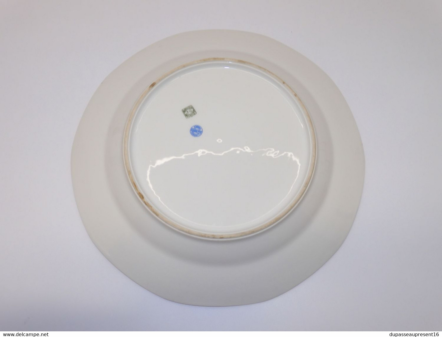 *JOLI PLAT ROND DEMI CREUX PORCELAINE LIMOGES JB France (JEAN BOYER) dorures  E