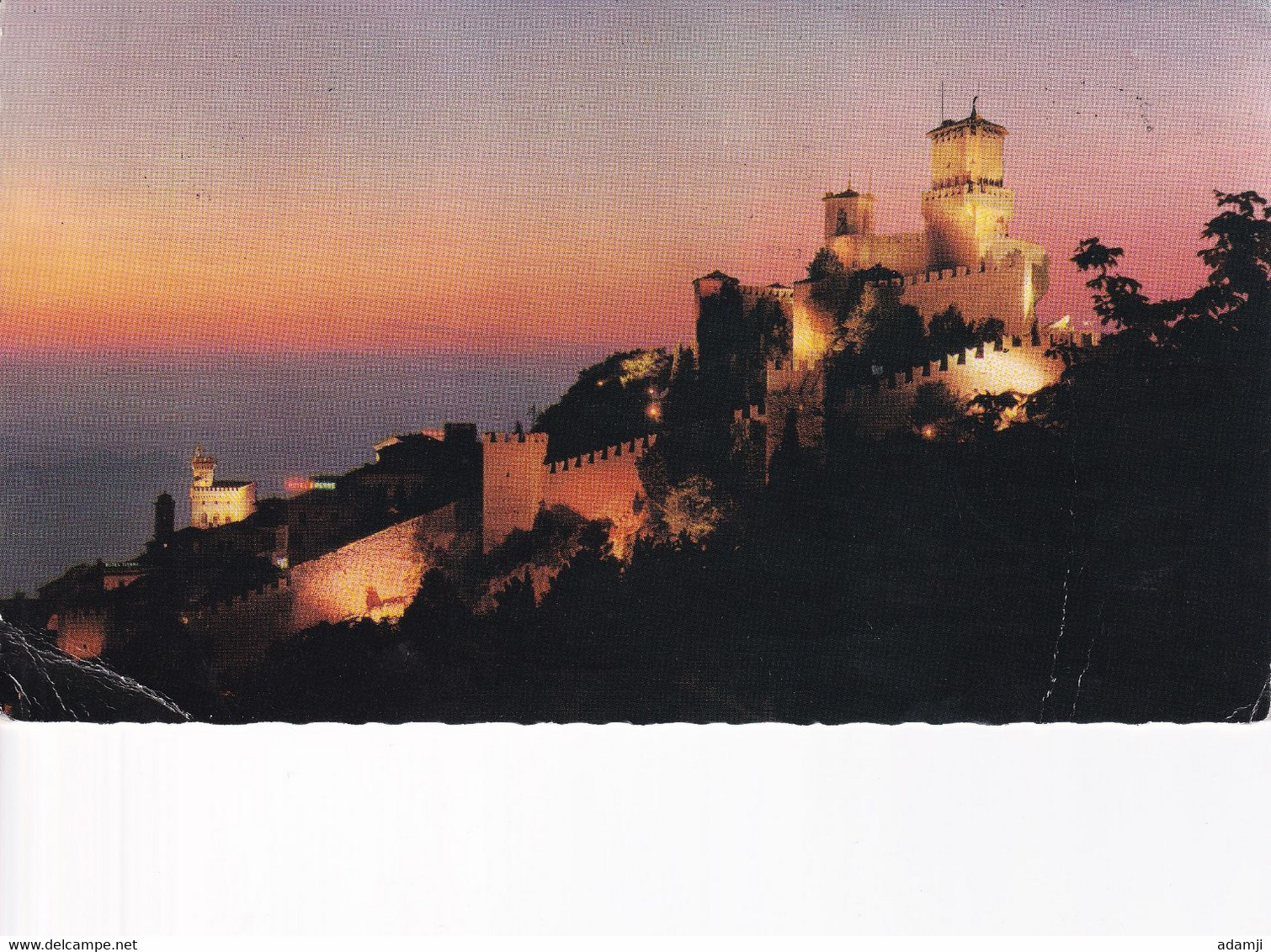 SAN MARINO 1983 POSTCARD BEARING MULTIPLES  ADHESIVE TO ENGLAND. - Covers & Documents