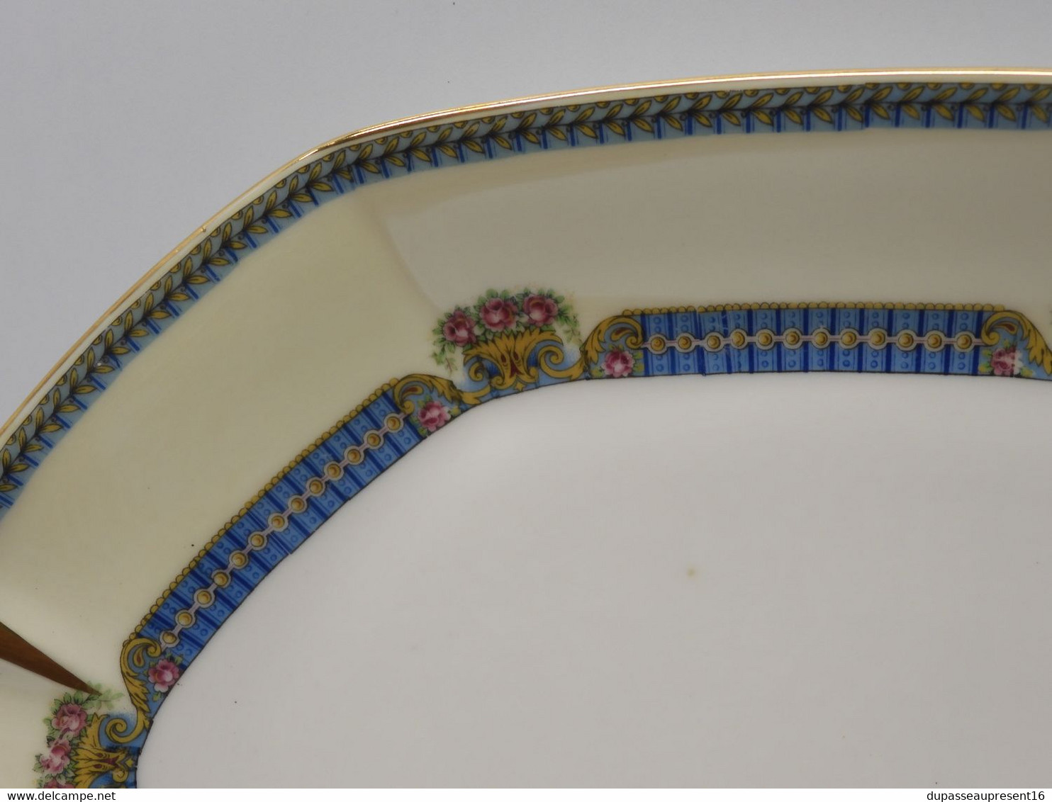 * TRES GRAND PLAT FORME OVALE PORCELAINE LIMOGES JB France (JEAN BOYER) dorure  E