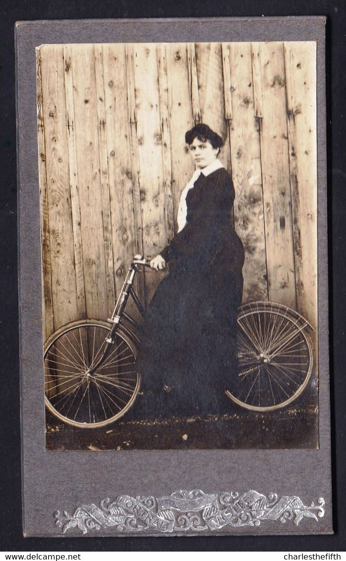 PHOTO CDV ANONYME VERS 1890 - DAME SUR VELO - BICYCLE - Très Belle Photo - TRICYCLE ? ( Voir Roue Arrière ) - Ancianas (antes De 1900)