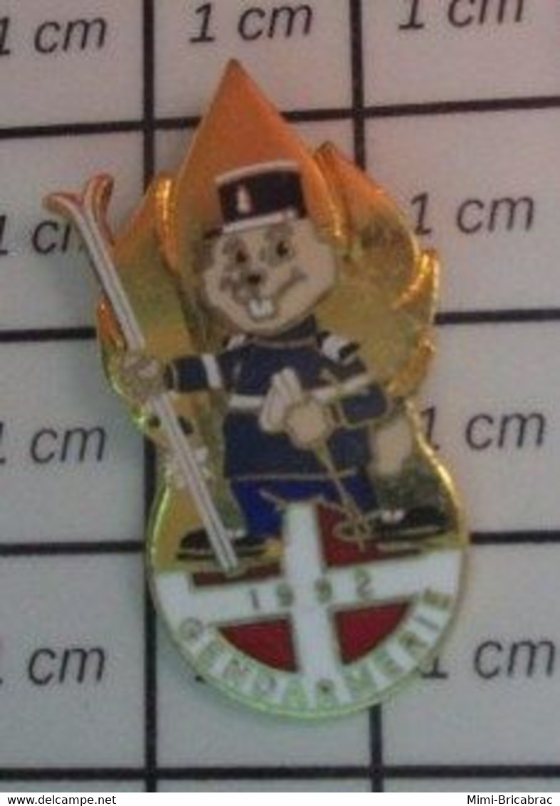 513b Pin's Pins / Beau Et Rare / JEUX OLYMPIQUES / ALBERTVILLE 1992 GENDARME MARMOTTE  FLAMME OR OFFICIER - Jeux Olympiques