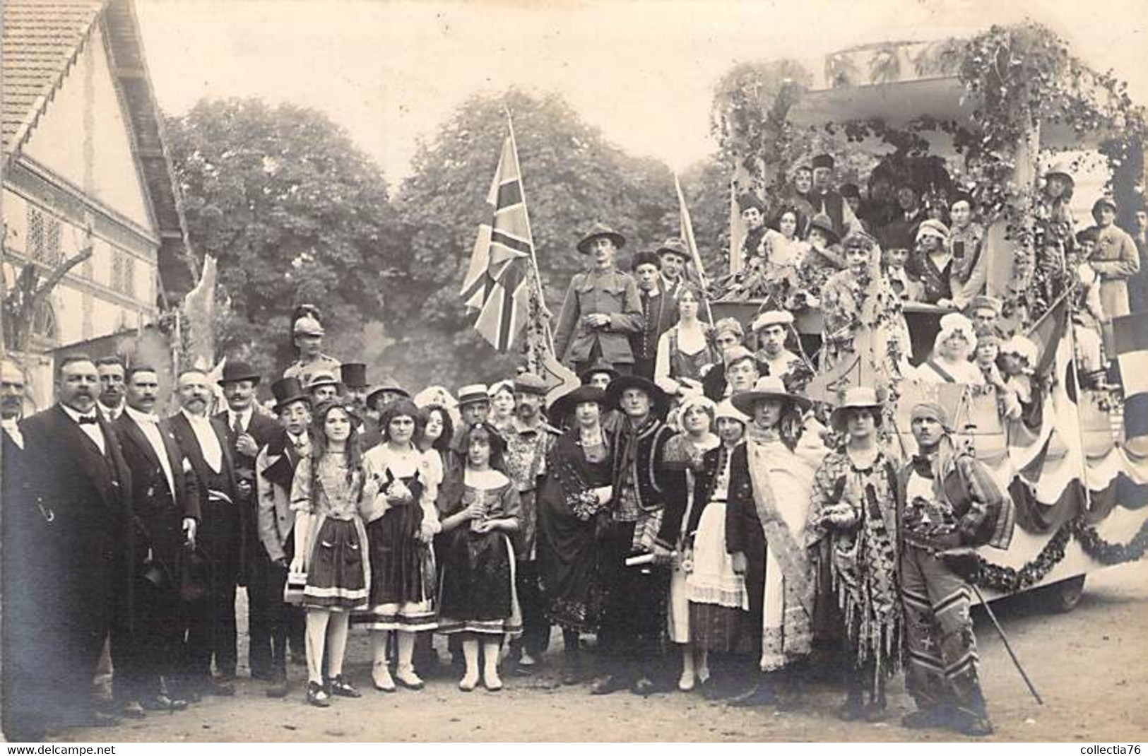 CARTE PHOTO FETES DEGUISEES ALSACIENS LORRAINS TOMMY CASQUE A POINTE POILU CHAR ENFANT COSTUMES DOS DIVISE NON ECRIT - Carnaval