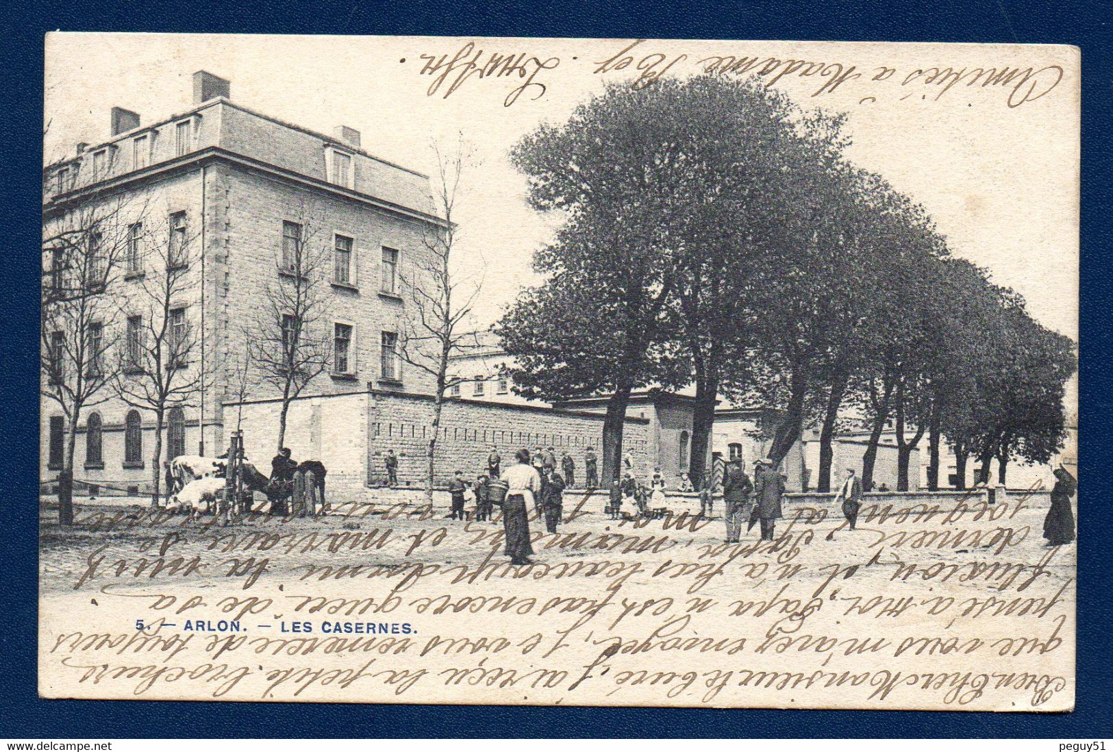 Arlon. Les Casernes. Passants Et Vaches. 1906 - Arlon