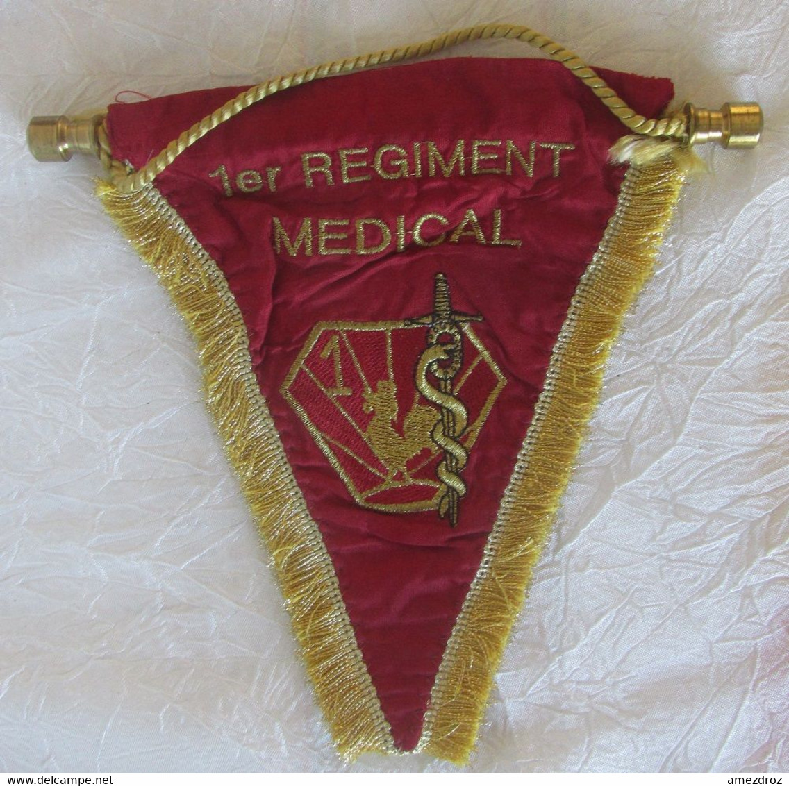 Fanion Militaire - 1er Régiment Médical  Env 18,5 X 18 Cm - Flaggen