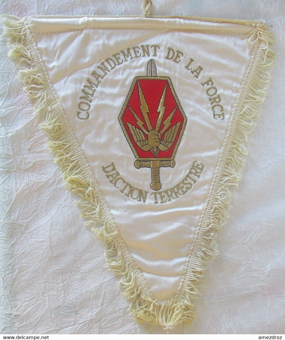 Fanion Militaire Du Commandement De La Force D'Action Terrestre  Baguette En Haut Cassée  Env 22 X 29 Cm - Banderas