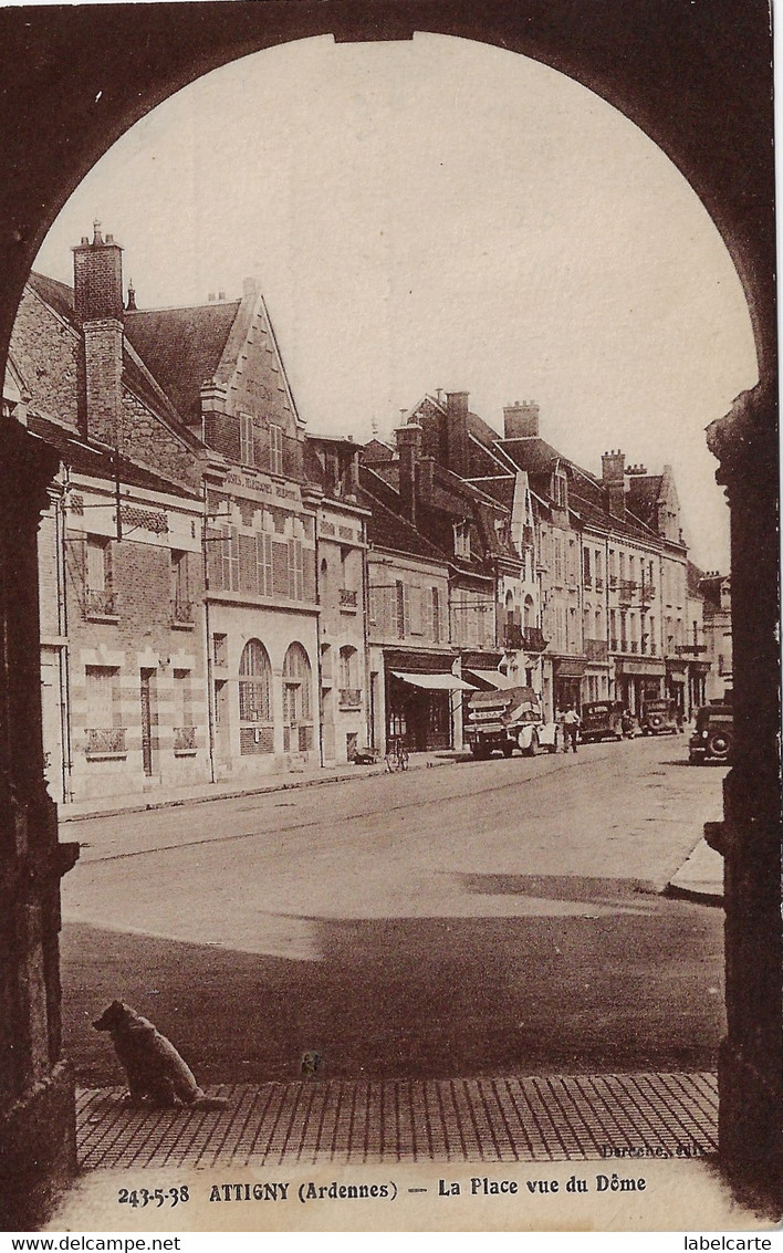 ARDENNES 08. ATTIGNY  LA PLACE VUE DU DOME - Attigny