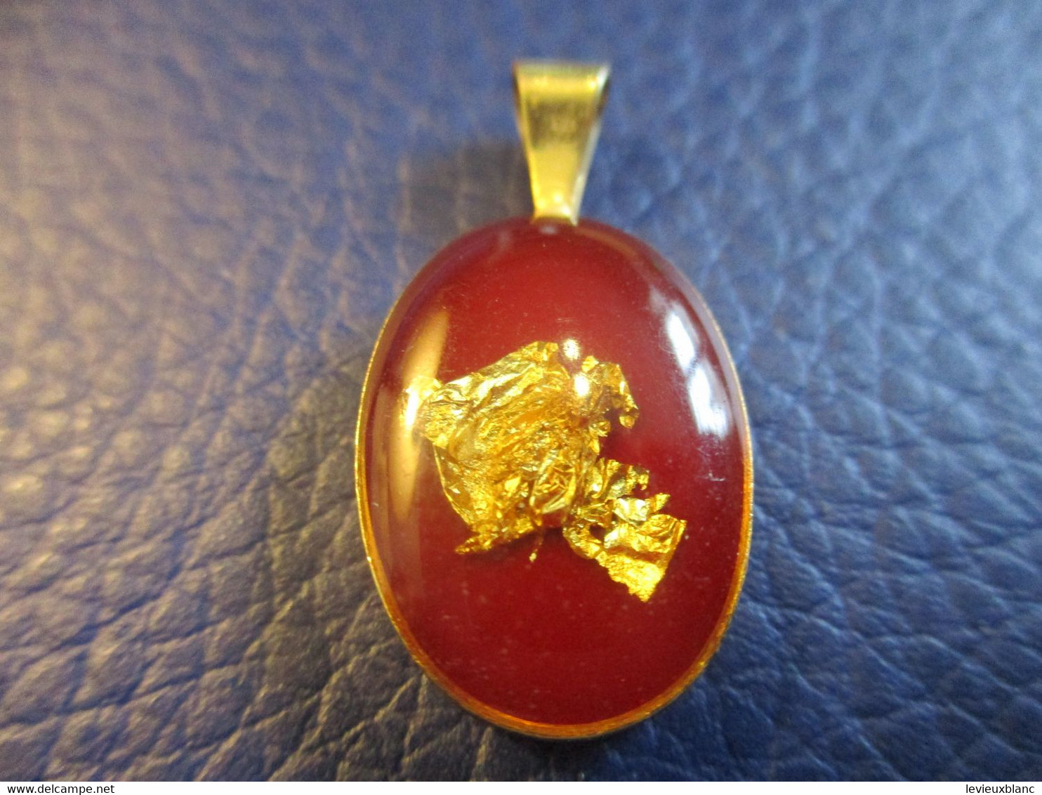 Médaillon Pendentif/Epoxy/Sur Fond Grenat/Incluant Un Copeau De Feuille D'Or/avec Poinçon/ Vers 1980-2000       BIJ155 - Pendenti