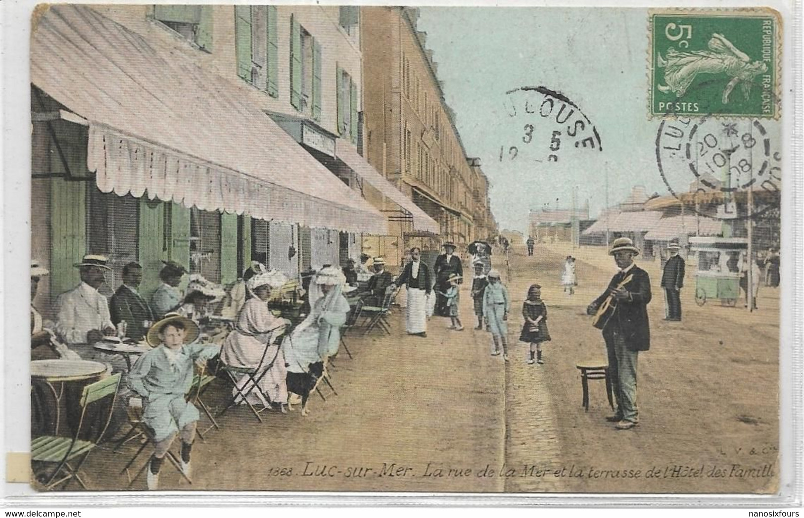 D 14.LUC SUR MER.  LA RUE DE LA MER ET LA TERRASSE DE L HOTEL DES FAMILLES.  CARTE ECRITE AN 1908. JOUEUR DE GUITARE - Luc Sur Mer