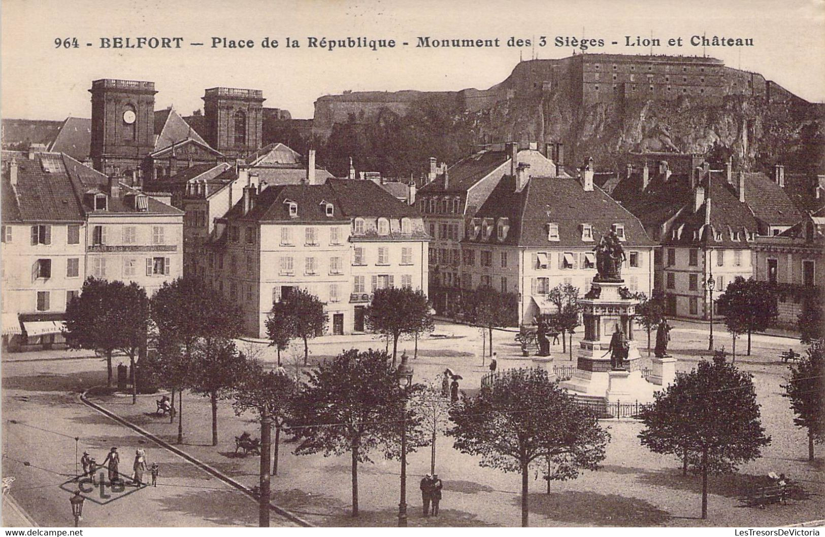 CPA FRANCE - 90 - BELFORT - Place De La République - Monument Des 3 Sièges - Lion Et Château - CLB - Gardien Du Lion Obl - Belfort - Ville