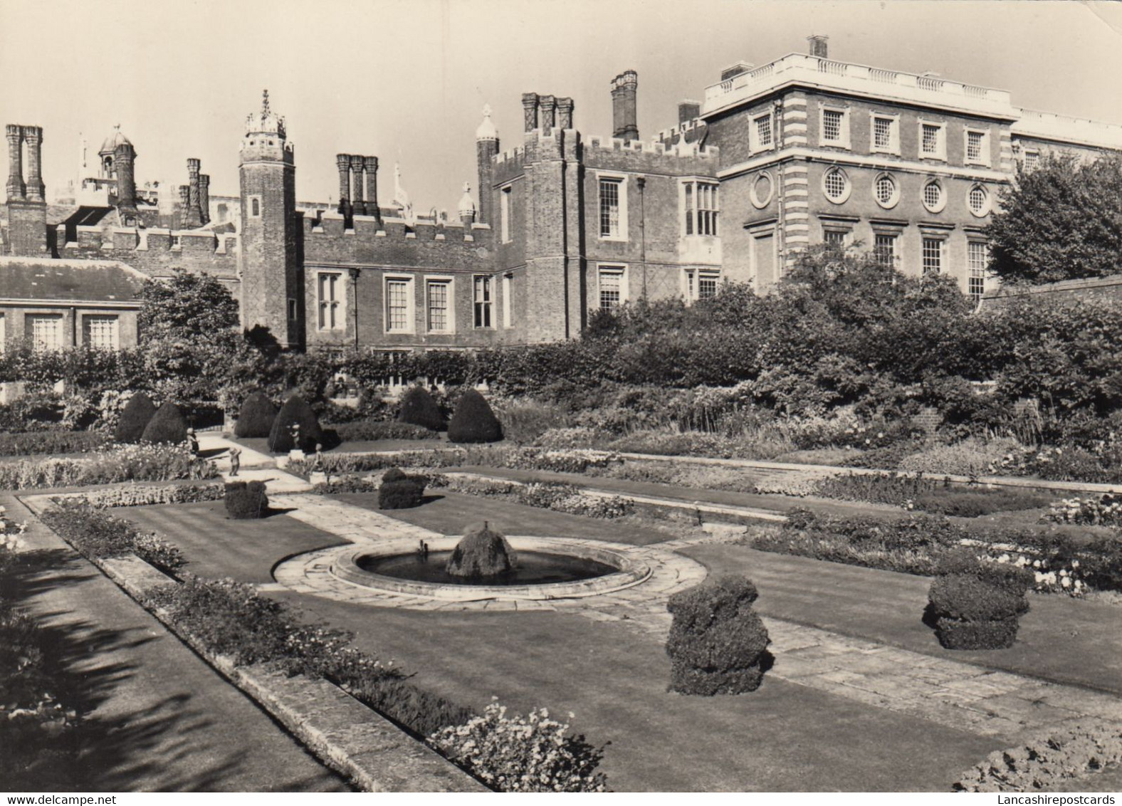 Postcard Hampton Court Palace Middlesex My Ref B25803 - Middlesex