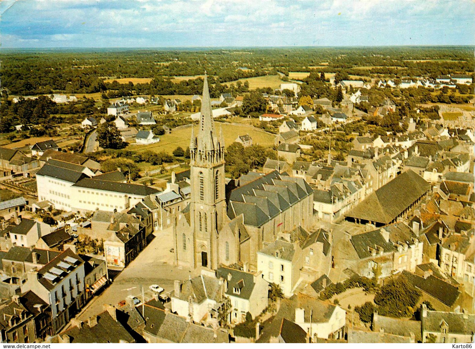 Questembert * Vue Sur Le Village Et La Place De L'église - Questembert