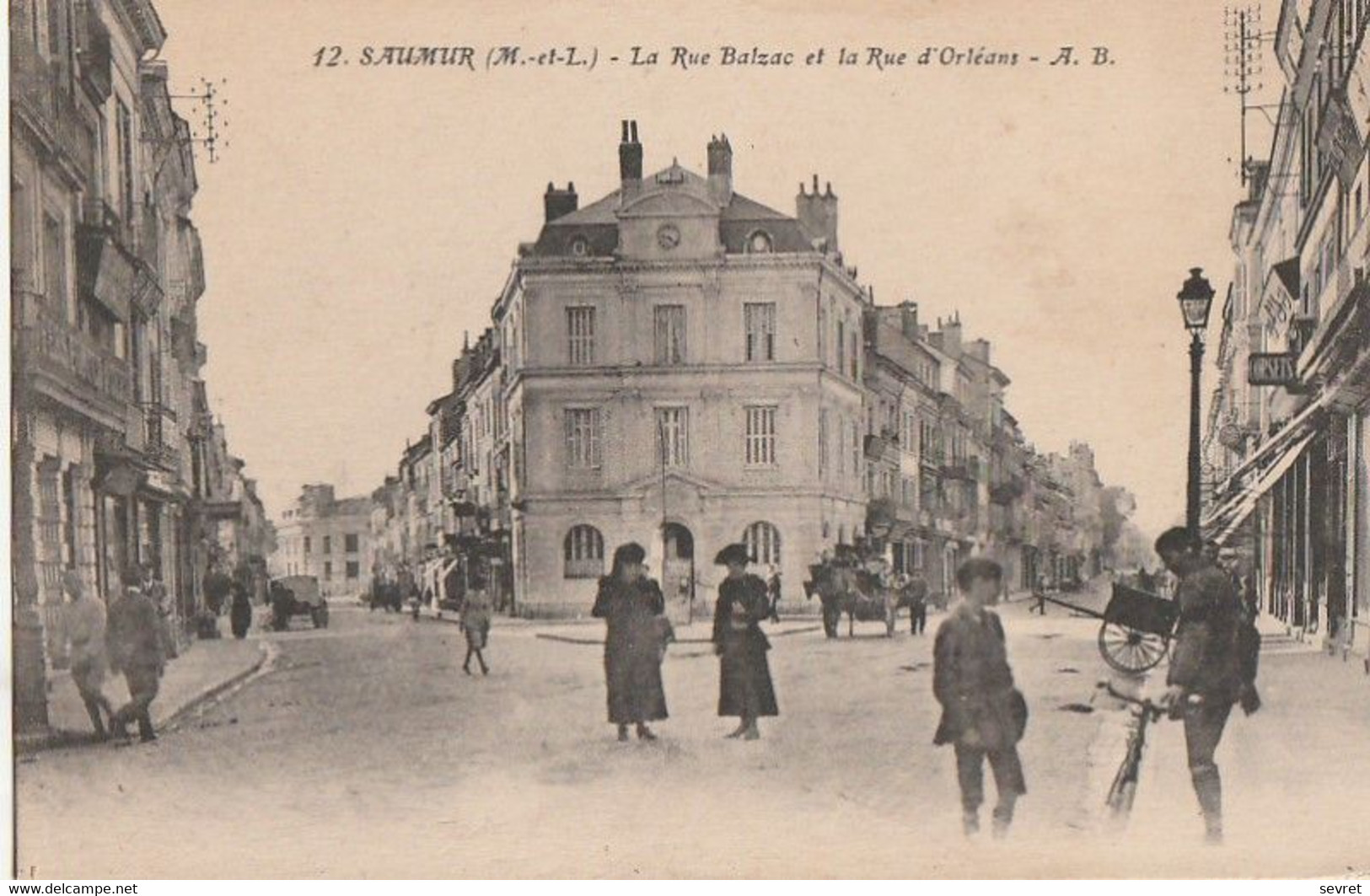 SAUMUR. -  La Rue Balzac Et La Rue D'Orléans - Saumur