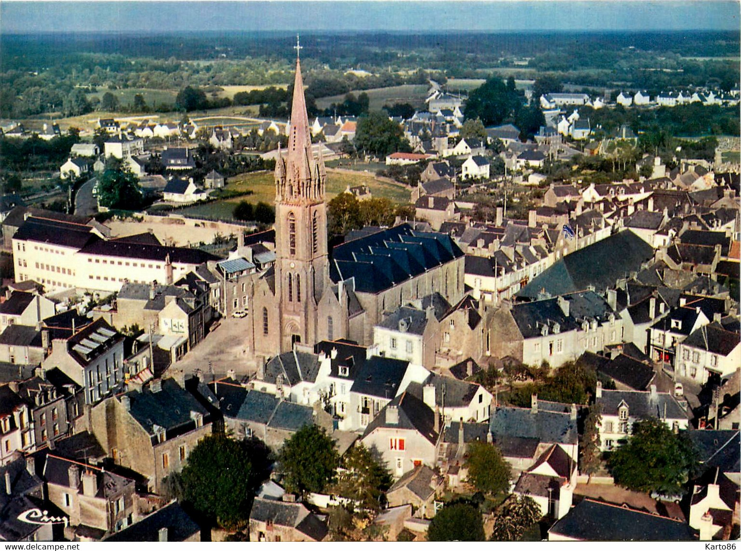 Questembert * Vue Générale Aérienne Du Centre Du Village - Questembert