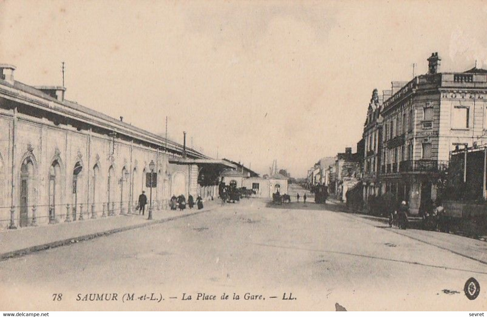 SAUMUR. - La Place De La Gare - Saumur