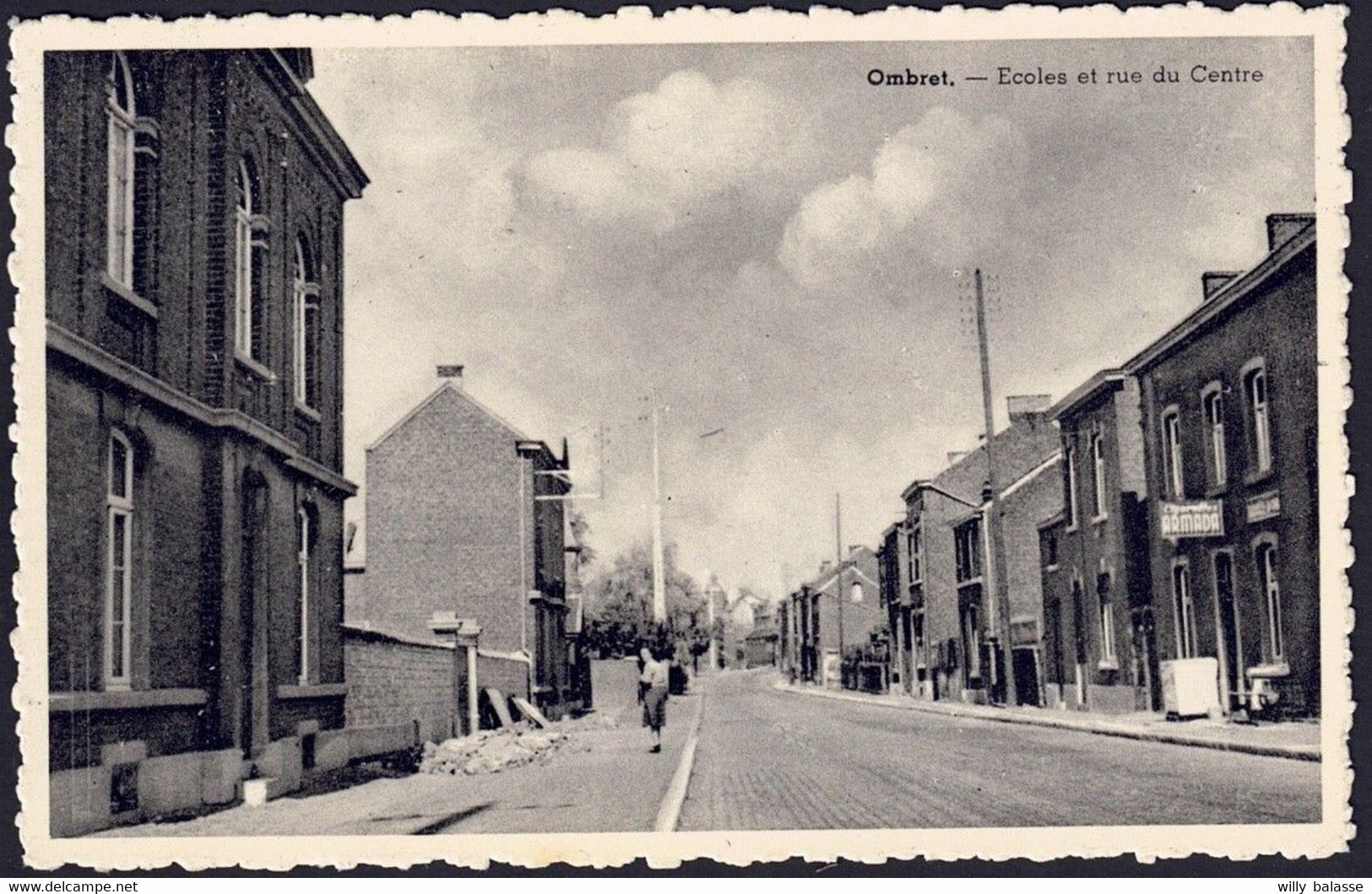 +++ CPA - OMBRET - Ecoles Et Rue Du Centre - Publicité Cigarettes Armada  // - Amay