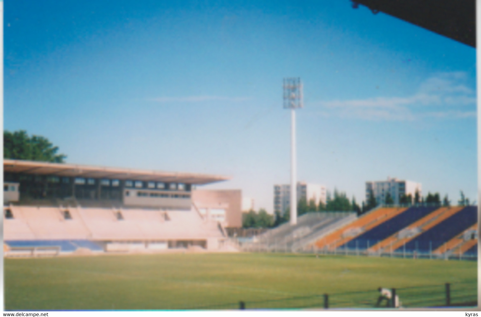 Cpm 10x15. (84) AVIGNON. STADE (rénovation 1975) Parc Des Sports Avignon Foot 84 (100 Ex) - Stadi