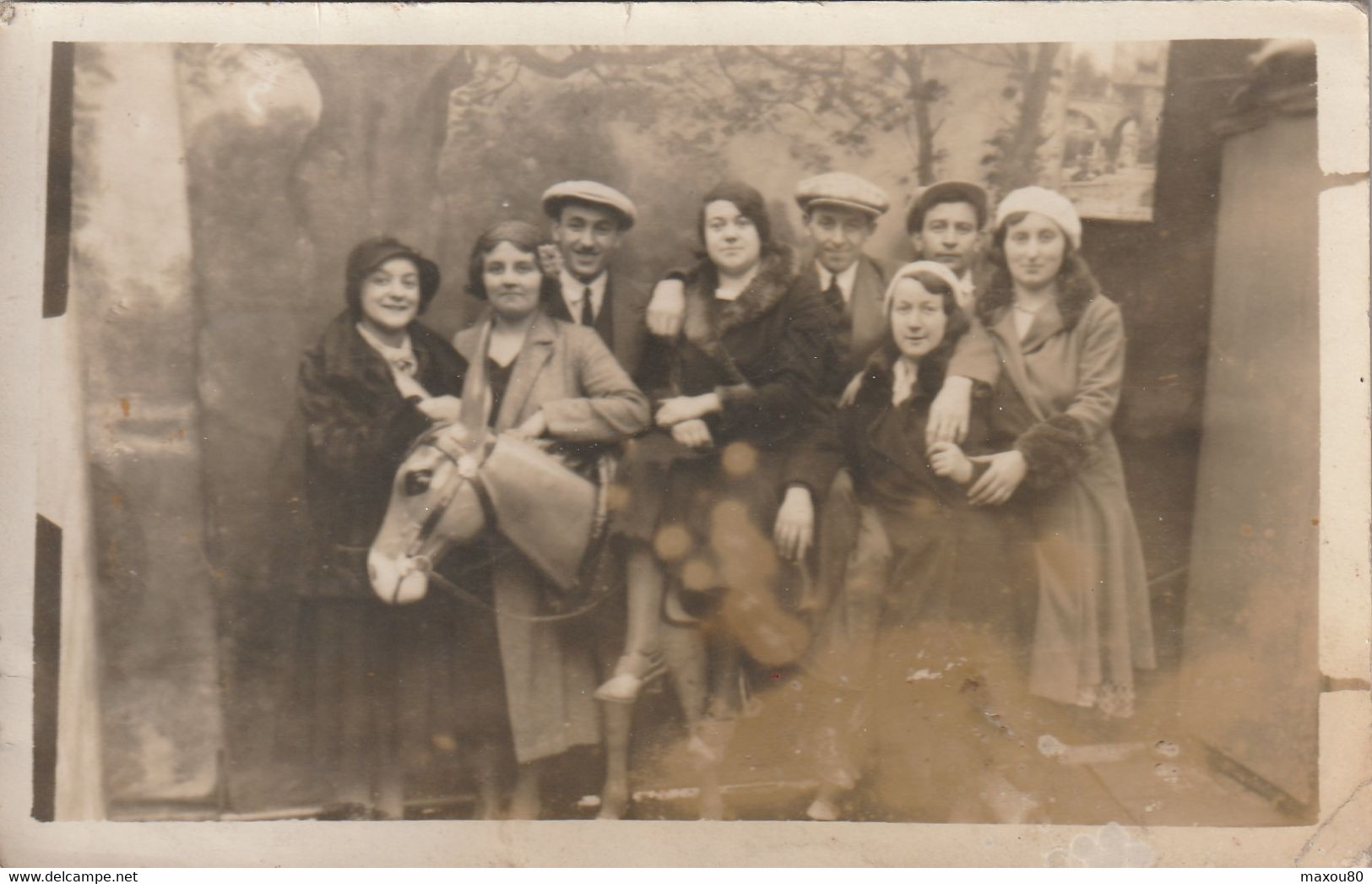 Carte Photo  , Groupe De Personnes Avec Cheval De Bois ( Au Dos Souvenir De La Fête De St Cloud ) - Persone Anonimi