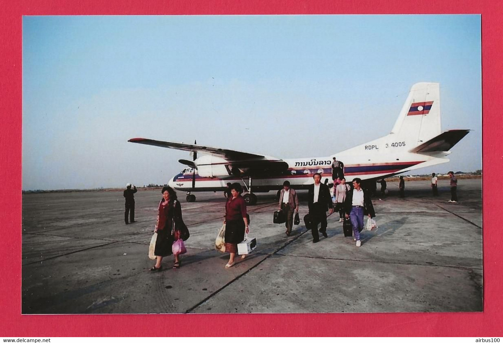 BELLE PHOTO REPRODUCTION AVION PLANE LAOS - LAO AIRLINES AVION XIAN Y-7 PASSAGERS SUR LE TARMAC - Aviation