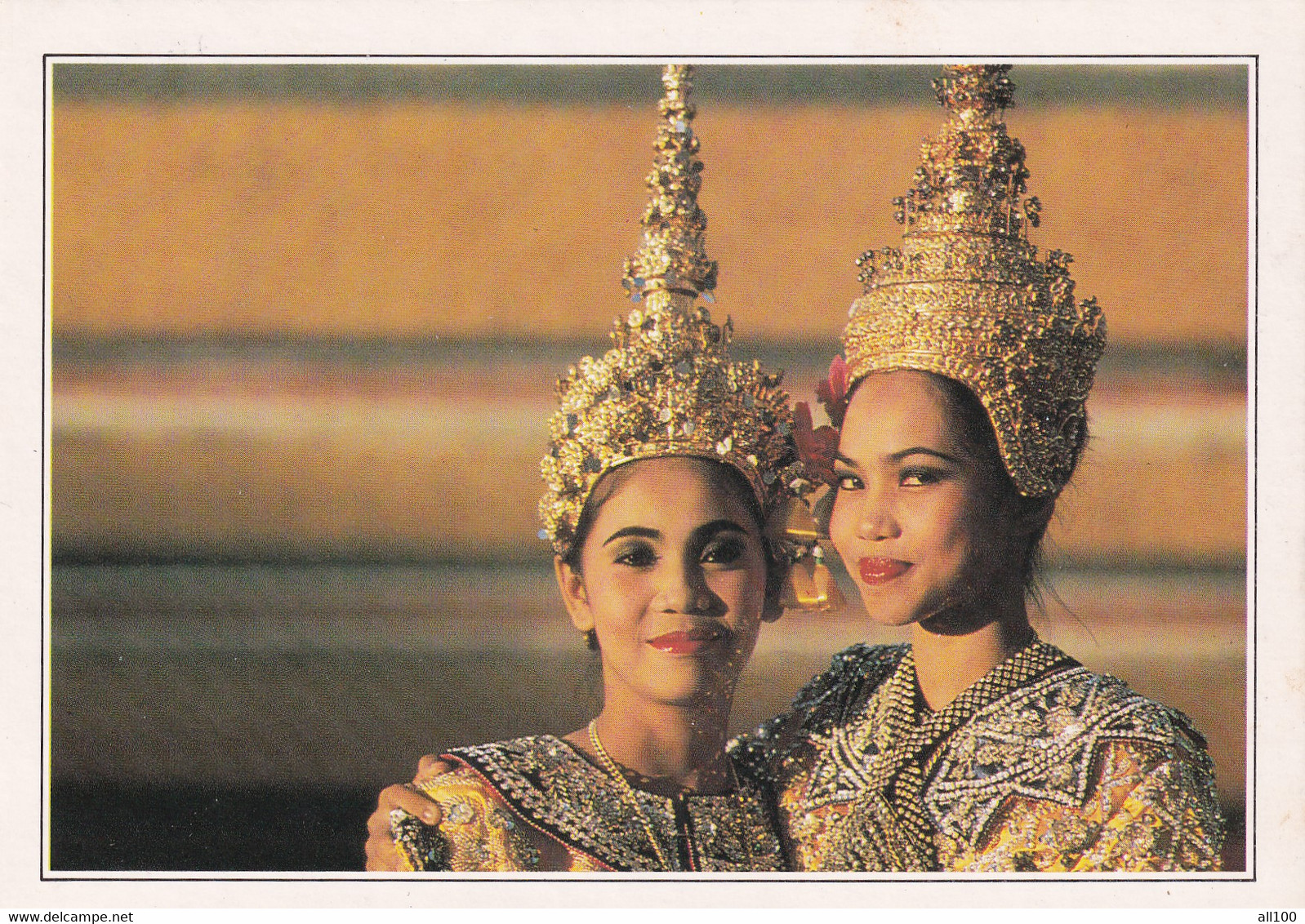 A20016 - THAILAND BANGKOK DANSEUSES THE SUTHAT THEPWARAM TEMPLE DANCERS PHOTO PATRICK DE WILDE HOA QUI IMPRIME EN CEE - Thaïlande