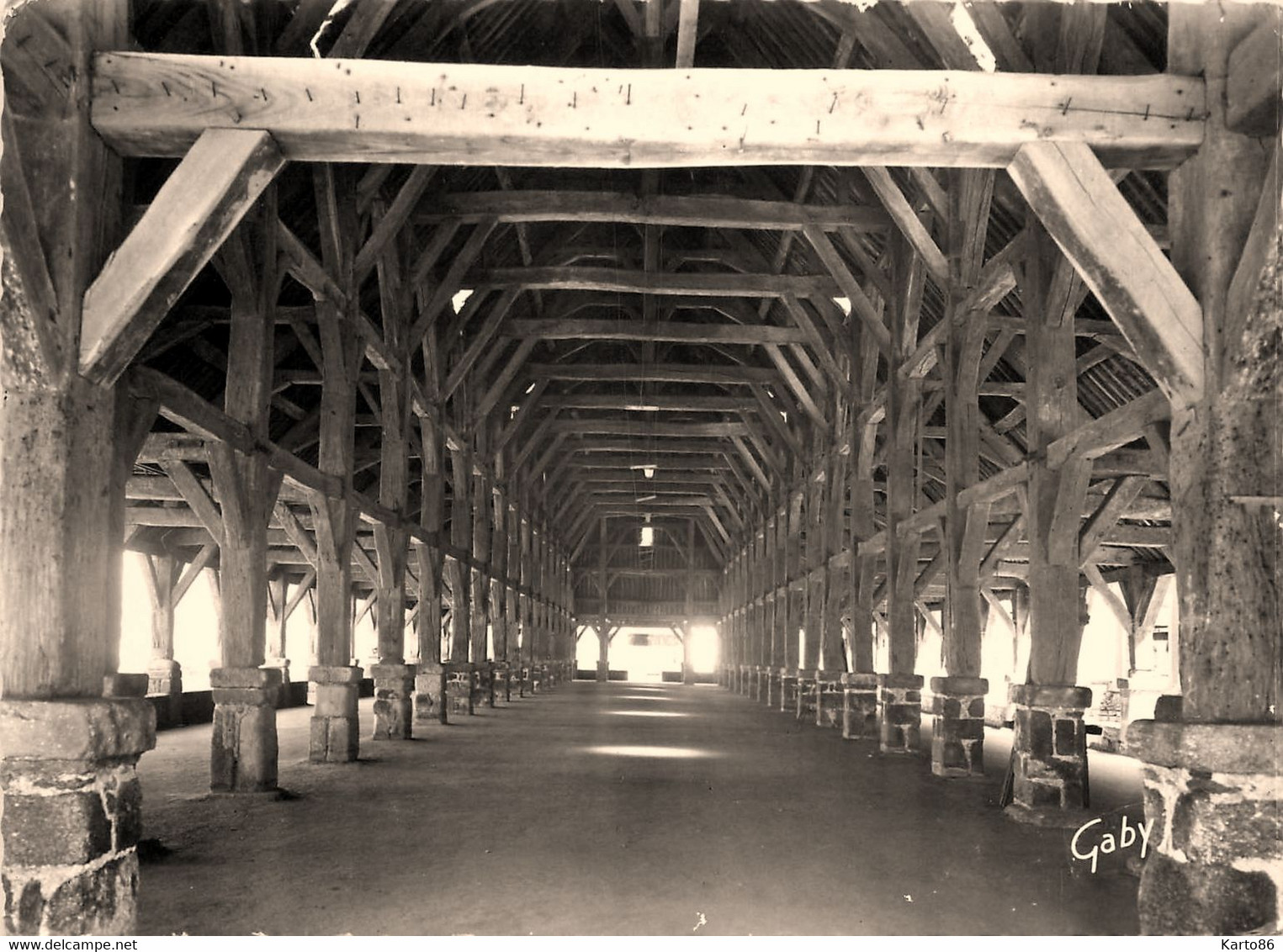 Questembert * Intérieur Des Halles - Questembert