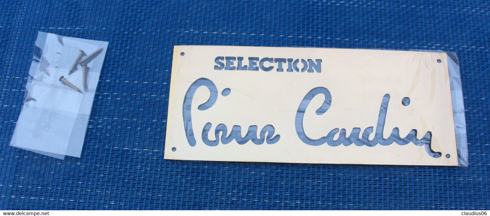 Plaque Pierre Cardin Vintage En Métal Doré - Letreros